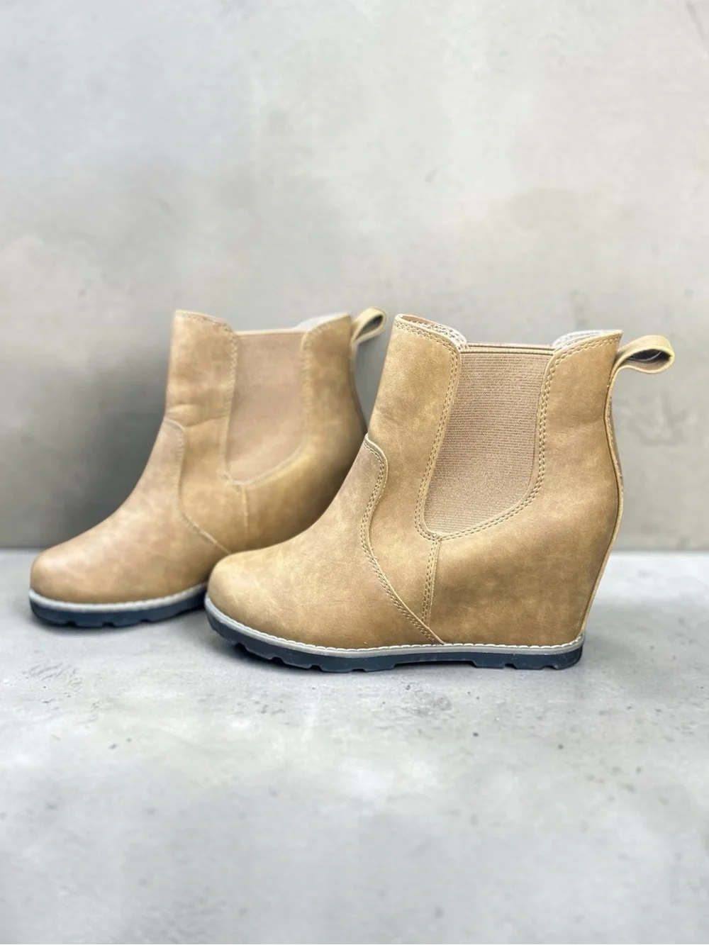 Universal Thread Tan Wedge Chelsea Ankle Boots Women Size 6